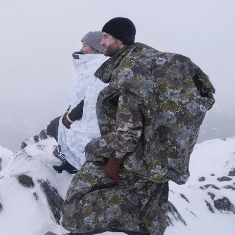 Jerven Bag Primaloft Extreme 170g Lifestyle Image Man and Woman on snowy mountain - Night Master