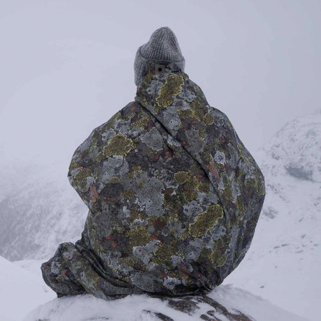 Jerven Bag Primaloft Hunter 60g Lifestlye Image Man on snowy mountan - Night Master